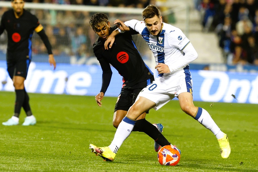 Επίσημο: Ο Χάβι Ερνάντεθ στο «τριφύλλι» - Ποιος είναι ο Ισπανός μπακ και τι προβλέπει η συμφωνία