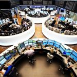 Ευρωπαϊκά χρηματιστήρια: Οριακά κέρδη εβδομάδας για τον STOXX 600, βαρύ πλήγμα στις τράπεζες