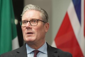 Επικοινωνία Starmer με Trump και Carney για την κρίση στα στενά του Hormuz