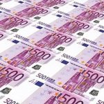 Το ευρώ υποχωρεί σε χαμηλά 4 μηνών