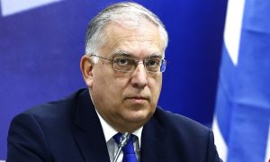 Ο Θεοδωρικάκος βάζει τέλος στα «ψιλά γράμματα» σε κάρτες και δάνεια τραπεζών (vid)