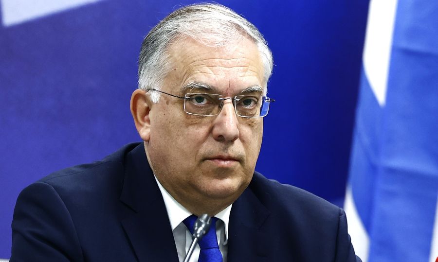 Ο Θεοδωρικάκος βάζει τέλος στα «ψιλά γράμματα» σε κάρτες και δάνεια τραπεζών (vid)