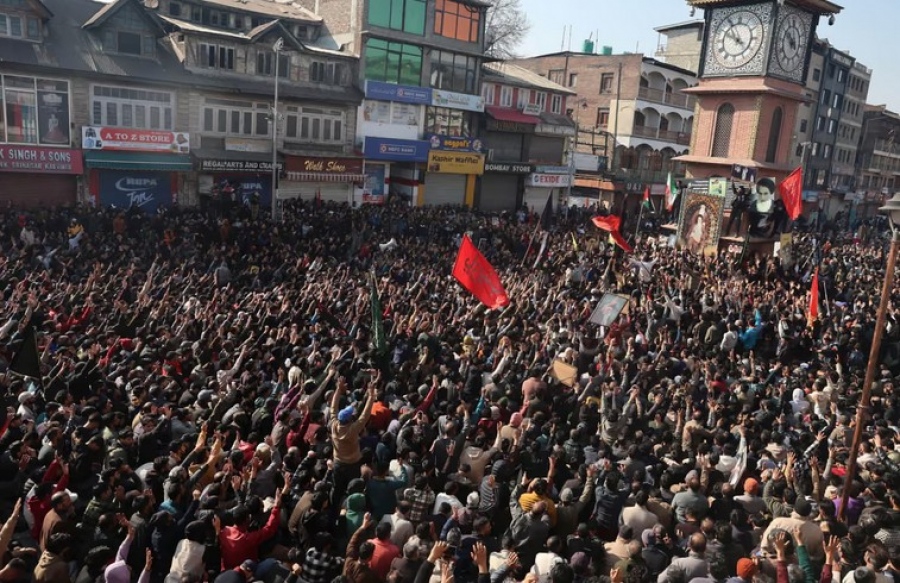 Μαζικές διαδηλώσεις μετά τη δολοφονία Khamenei, εισβάλλουν σε πρεσβείες των ΗΠΑ - 6 νεκροί στο Karachi