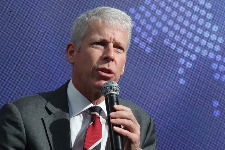 Ανάρτηση του υπουργού Ενέργειας των ΗΠΑ έριξε την τιμή του πετρελαίου