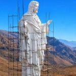 Τεράστιο άγαλμα του Χριστού στα σύνορα της Συρίας με τον Λίβανο - Η περιοχή είχε βομβαρδιστεί από το Ισλαμικό Κράτος