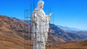 Τεράστιο άγαλμα του Χριστού στα σύνορα της Συρίας με τον Λίβανο - Η περιοχή είχε βομβαρδιστεί από το Ισλαμικό Κράτος