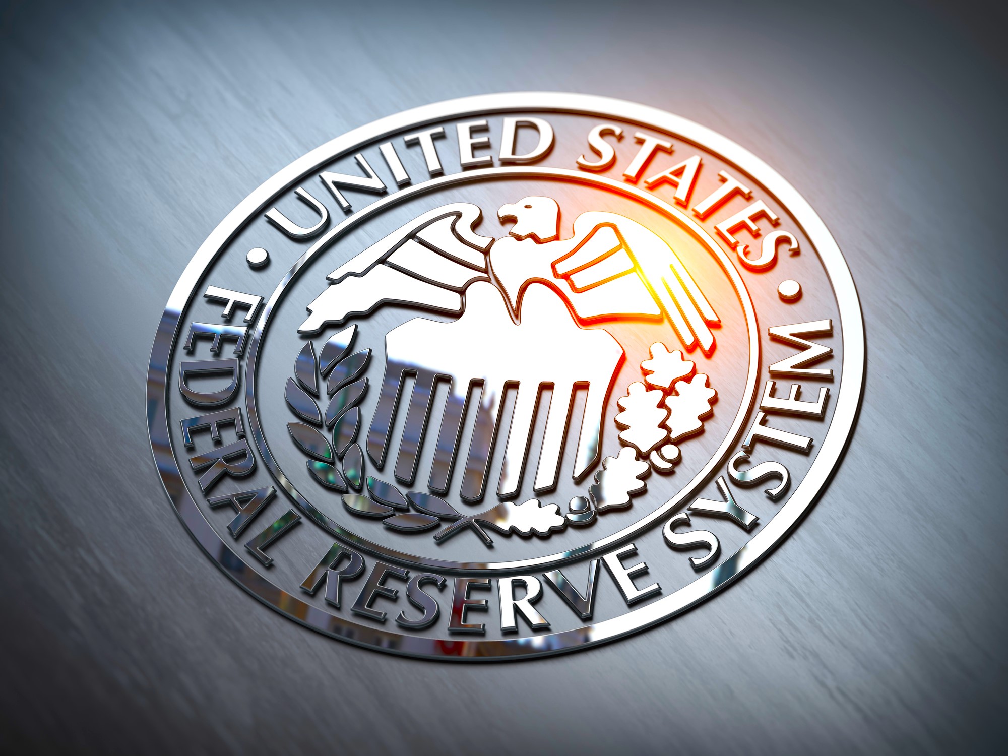 Fed: Κρατά τα επιτόκια και ανεβάζει τις προβλέψεις για πληθωρισμό