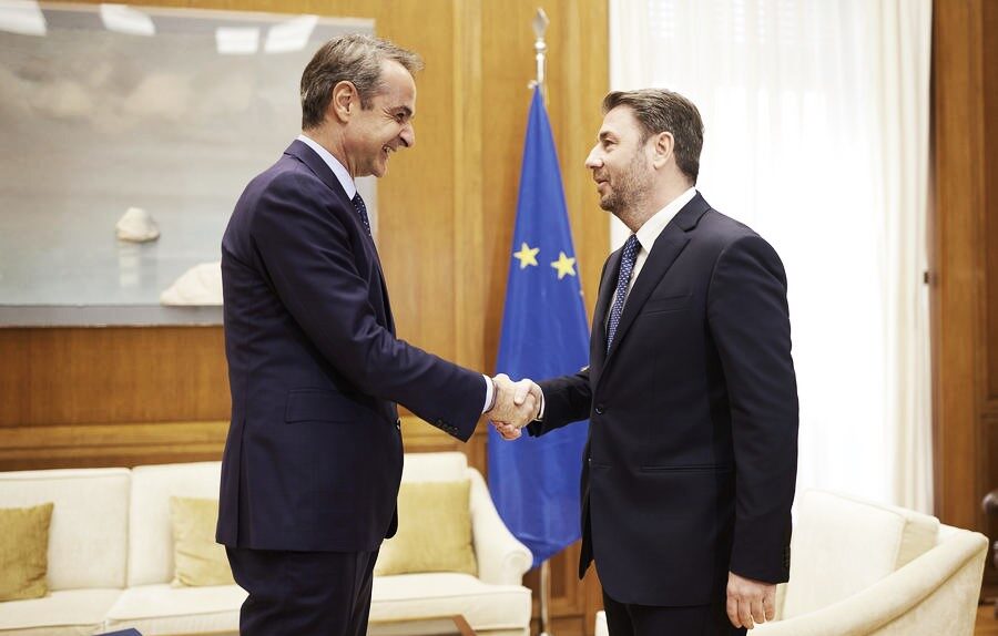 Σε εξέλιξη η συνάντηση Μητσοτάκη – Ανδρουλάκη για τις εξελίξεις στη Μέση Ανατολή