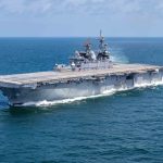 Ανοιχτά της Σιγκαπούρης το πολεμικό πλοίο των ΗΠΑ USS Tripoli με χιλιάδες πεζοναύτες πλέει προς τη Μ. Ανατολή
