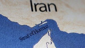 Nεκροί και τραυματίες ναύτες σε επίθεση ρυμουλκού στο Στενό του Hormuz