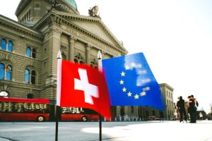 Ελβετικό φράγκο: Ο πόλεμος «φουσκώνει» τις δόσεις - Ποιοι προλαβαίνουν τη ρύθμιση του ΥΠΟΙΚ