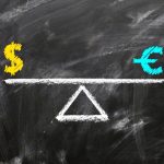 Αγορές συναλλάγματος σε αναταραχή: Ράλι για το δολάριο, υποχώρηση για ευρώ και στερλίνα