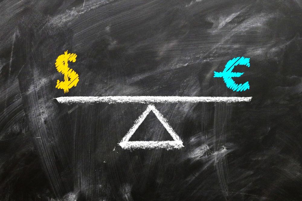 Αγορές συναλλάγματος σε αναταραχή: Ράλι για το δολάριο, υποχώρηση για ευρώ και στερλίνα