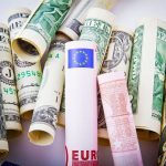 Το ευρώ «κρατά» ανοδική τροχιά και ενισχύεται στα 1,1527 δολάρια