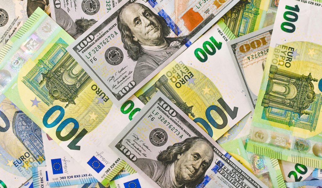 Συνάλλαγμα: Οριακή υποχώρηση του ευρώ στα 1,1610 δολάρια