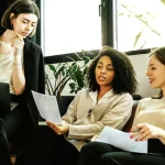 Η παραδοχή Στουρνάρα που αλλάζει τη συζήτηση για το έμφυλο χάσμα στην οικονομία