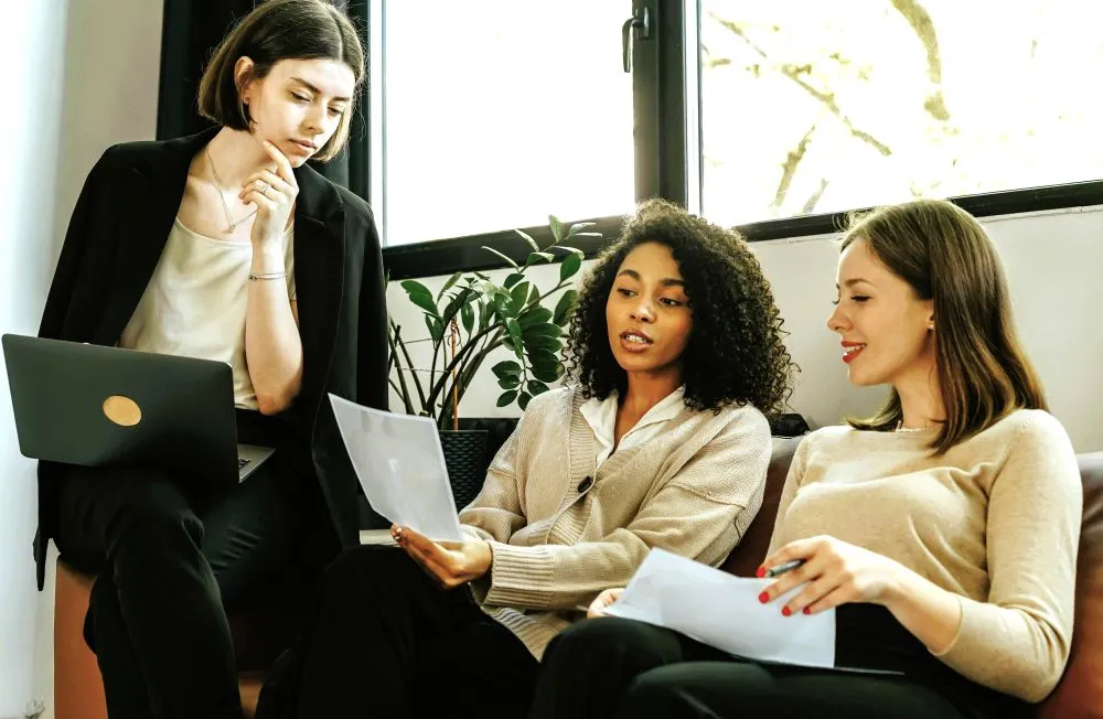 Η παραδοχή Στουρνάρα που αλλάζει τη συζήτηση για το έμφυλο χάσμα στην οικονομία