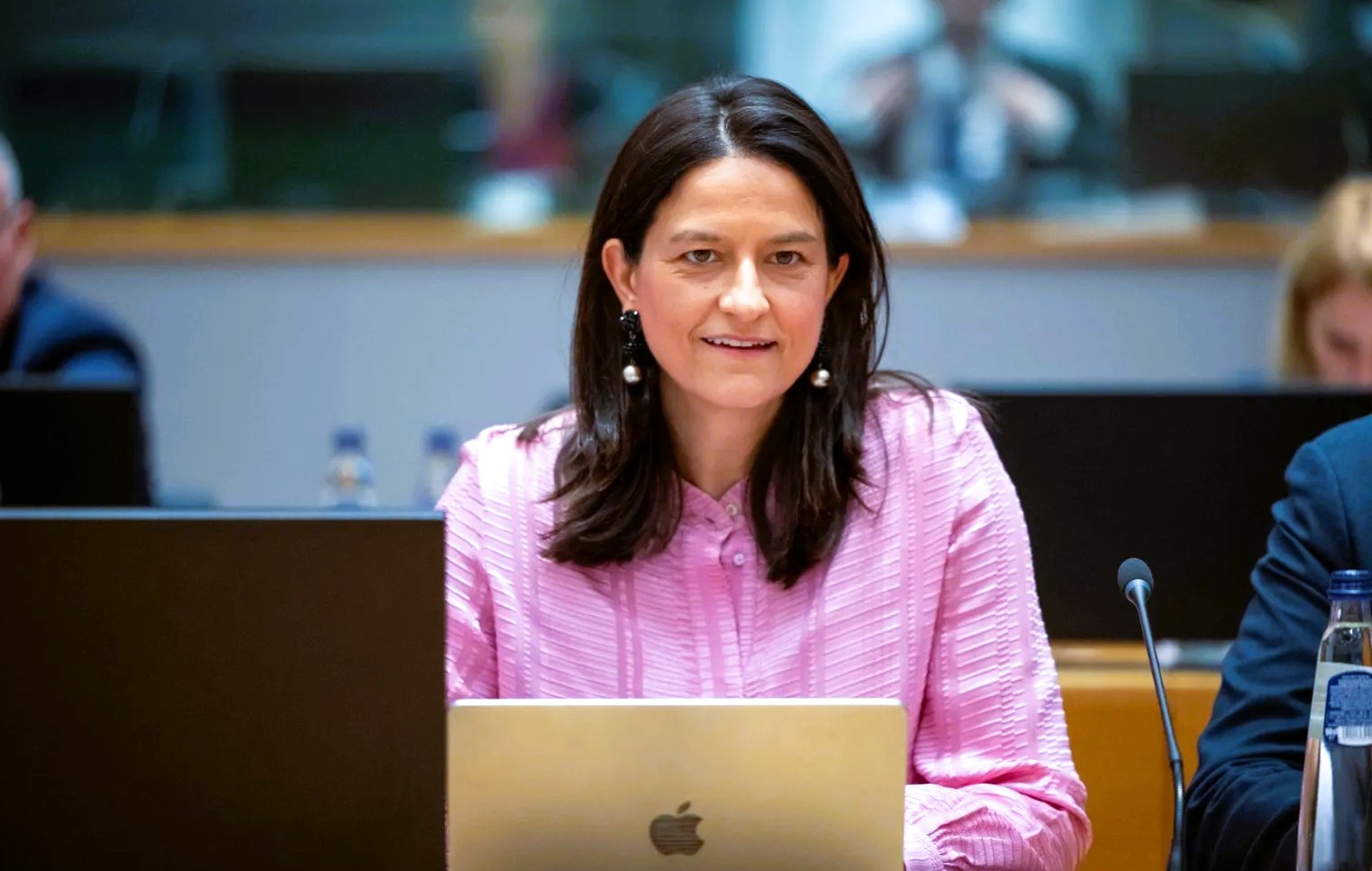 Κεραμέως: Πόρισμα για ίση αμοιβή ανδρών και γυναικών στα χέρια της