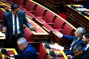 Κωνσταντινόπουλος: Αποχώρηση από τη Βουλή με «πικρά» μηνύματα και απουσίες που συζητήθηκαν