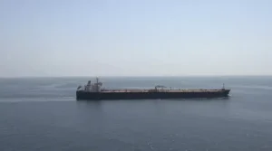 Επίθεση σε πετρελαιοφόρο SKYLIGHT στα Στενά του Ορμούζ — 4 τραυματίες