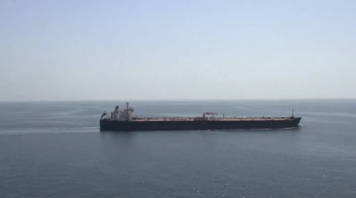 Επίθεση σε πετρελαιοφόρο SKYLIGHT στα Στενά του Ορμούζ — 4 τραυματίες