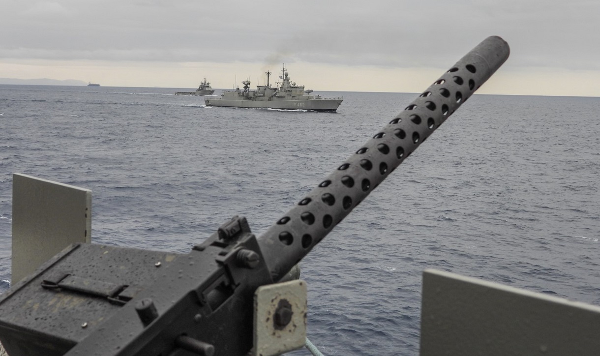 Στενά του Ορμούζ: Πολεμικά πλοία θα συνοδεύουν τάνκερ καθώς κλιμακώνεται η ένταση στη Μέση Ανατολή