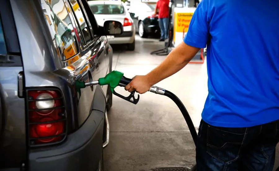 Βενζίνη προς τα €2 στην Αθήνα: Κινητοποιήσεις προαναγγέλλουν οι πρατηριούχοι για το πλαφόν κέρδους