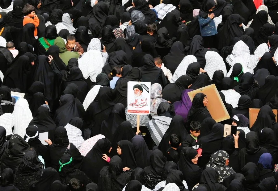 Ιράν: Αναβλήθηκε η κηδεία του Αλί Χαμενεΐ εν μέσω μαζικών βομβαρδισμών