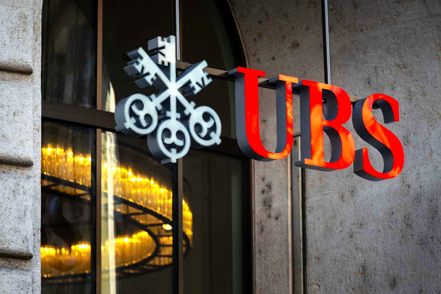 UBS: Τι αναφέρει για τα ελληνικά ομόλογα και δύο σενάρια για τις τιμές πετρελαίου