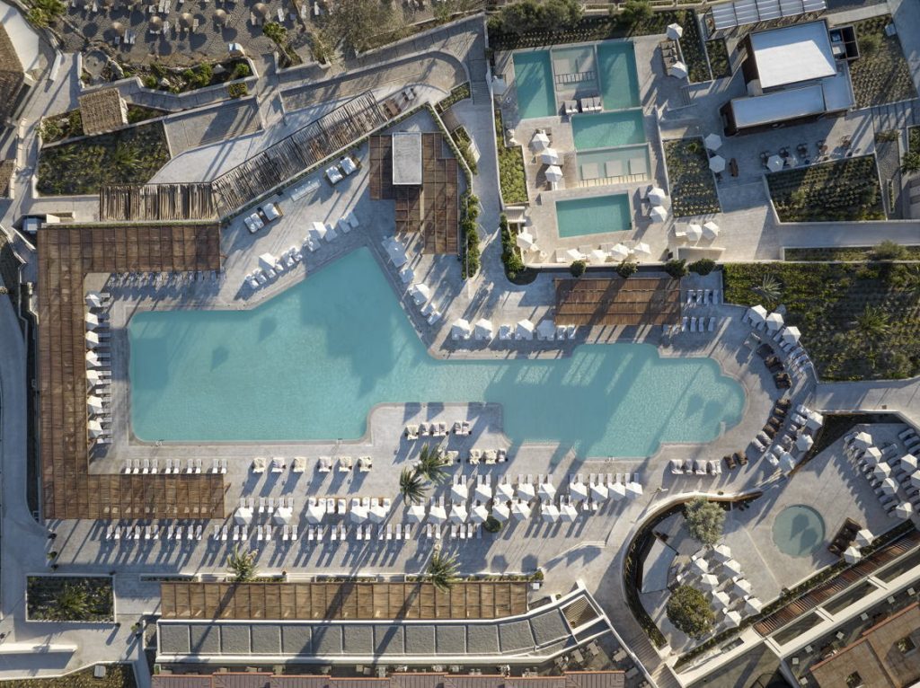 ELLA RESORTS: Συμφωνία χρηματοδότησης 710 εκατ. ευρώ από την Πειραιώς