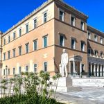 Πέρασε από την επιτροπή Οικονομικών της Βουλής η ΠΝΠ για μέτρα στήριξης και Fuel Pass