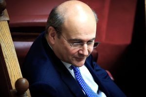 Χατζηδάκης: Οι μειώσεις στα καύσιμα φτάνουν κατευθείαν στην τσέπη του καταναλωτή