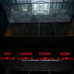 Χρηματιστήριο: Χτύπησε... κόκκινο με βουτιά σχεδόν 2,5% - «Καμπάνα» σε Alpha και ΕΛΒΑΛΧΑΛΚΟΡ, νέο placement στην ΕΥΔΑΠ