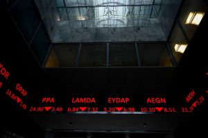 Χρηματιστήριο: Χτύπησε... κόκκινο με βουτιά σχεδόν 2,5% - «Καμπάνα» σε Alpha και ΕΛΒΑΛΧΑΛΚΟΡ, νέο placement στην ΕΥΔΑΠ