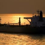 Bloomberg: Τρία πλοία φαίνεται να εισέρχονται στο Ορμούζ ακολουθώντας νέα διαδρομή κατά μήκος των ακτών του Ομάν