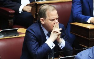 Καραμανλής: Δηλώνει αθώος και αποχωρεί από τις εκλογές – Πώς σχολιάζει η κυβέρνηση