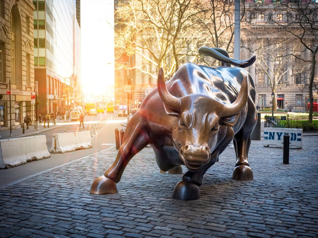 H Wall Street αφήνει πίσω την Ευρώπη παρά το πόλεμο που