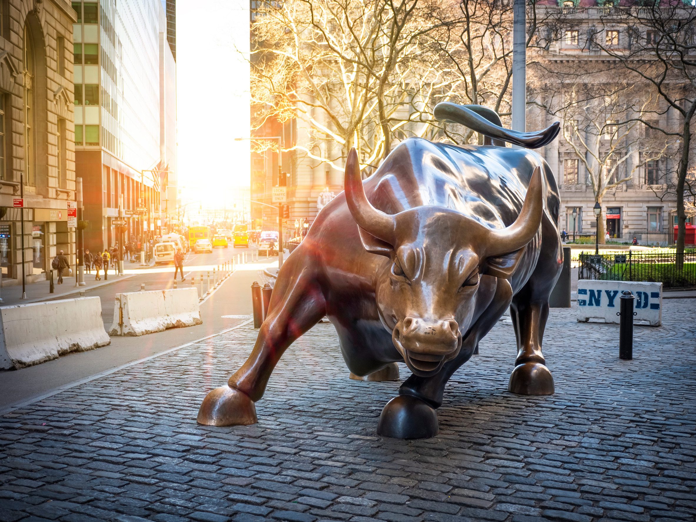 H Wall Street αφήνει πίσω την Ευρώπη παρά το πόλεμο που