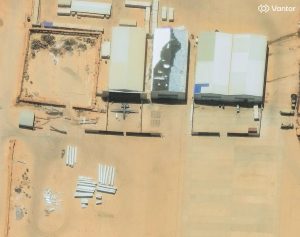 Μια δορυφορική εικόνα δείχνει ένα drone, το οποίο οι ειδικοί ταυτοποίησαν πιθανότατα ως ένα κινεζικής κατασκευής Feilong-1, έξω από ένα υπόστεγο στην αεροπορική βάση Al Khadim στην ανατολική Λιβύη.