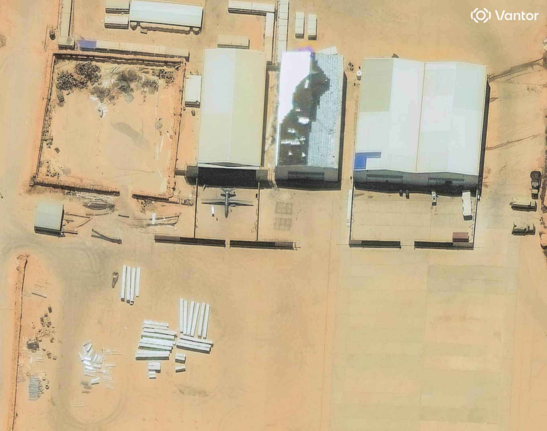 Μια δορυφορική εικόνα δείχνει ένα drone, το οποίο οι ειδικοί ταυτοποίησαν πιθανότατα ως ένα κινεζικής κατασκευής Feilong-1, έξω από ένα υπόστεγο στην αεροπορική βάση Al Khadim στην ανατολική Λιβύη.