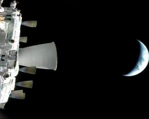 Μια άποψη της Γης από το διαστημόπλοιο Orion καθώς βρίσκεται σε τροχιά πάνω από τον πλανήτη την Πέμπτη.