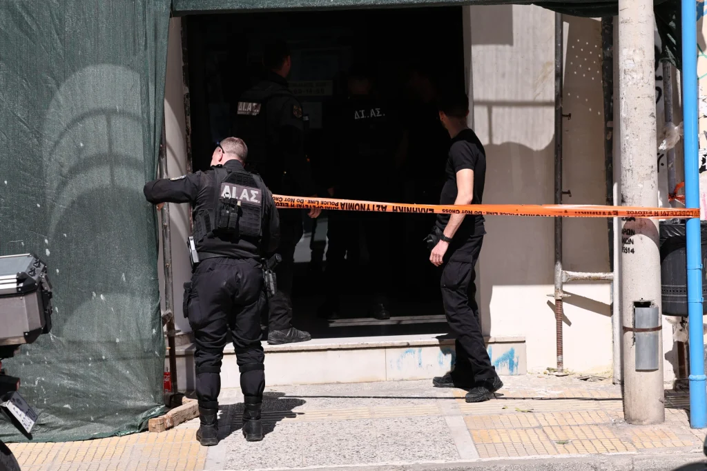 Συνελήφθη μετά από 6 ώρες στην Πάτρα ο 89χρονος που άνοιξε πυρ σε ΕΦΚΑ και Λουκάρεως