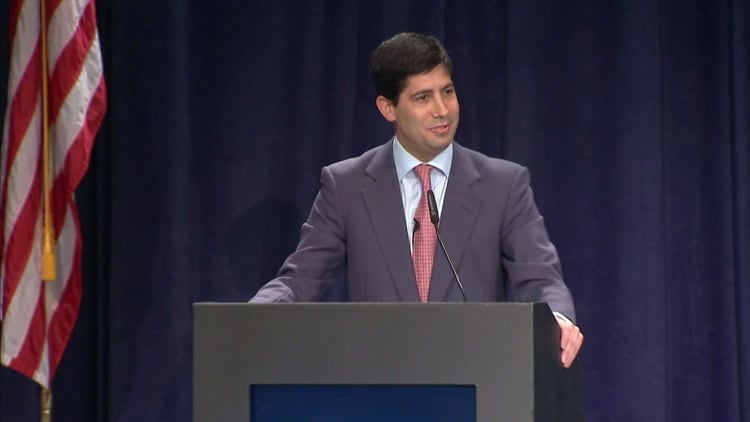 Κέβιν Γουόρς: Ο Τραμπ φέρνει στη Fed ένα «γεράκι» που έμαθε να πετά χαμηλά