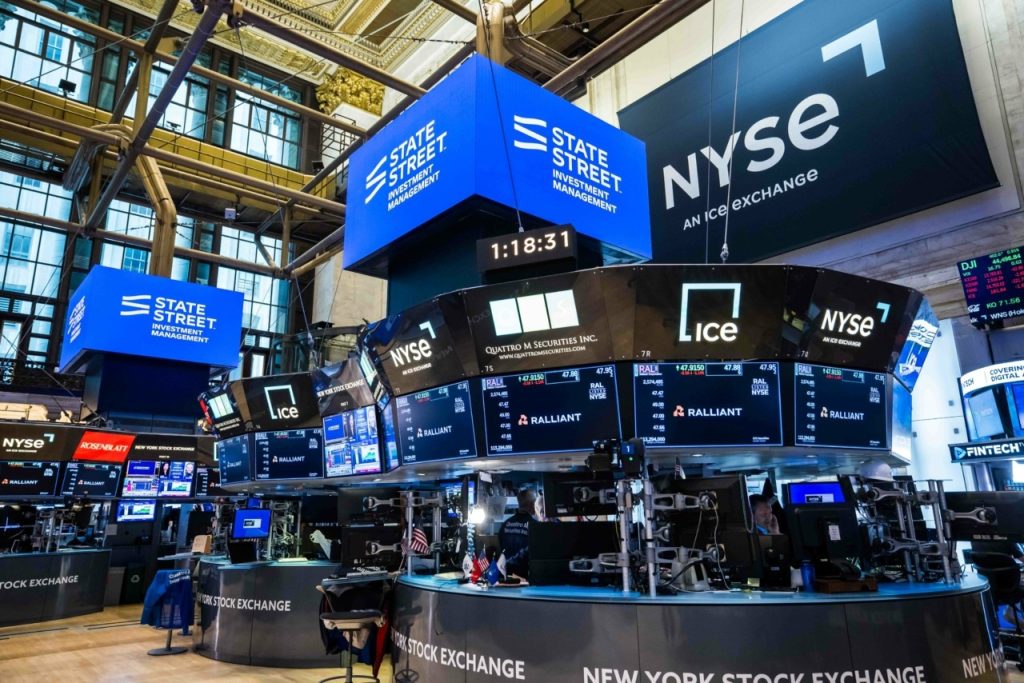 Wall Street: Στο πράσινο οι δείκτες με τους επενδυτές να ποντάρουν σε διπλωματική λύση μεταξύ ΗΠΑ-Ιράν | Ειδήσεις για την Οικονομία | newmoney
