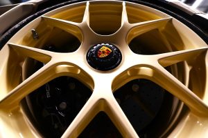 Στροφή της Porsche: Αποχωρεί από τη Bugatti και «φρενάρει» τα ηλεκτρικά