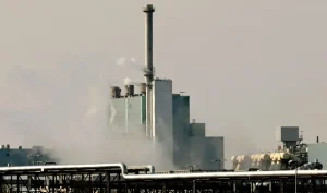 Πετρέλαιο σε «κόκκινο συναγερμό»: Ιρανικά πλήγματα «παγώνουν» την TotalEnergies στη Σαουδική Αραβία