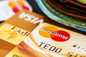 Σχέδιο απεξάρτησης από τις ΗΠΑ: Ελληνικές τράπεζες εισηγούνται ευρωπαϊκή εναλλακτική σε Visa-Mastercard