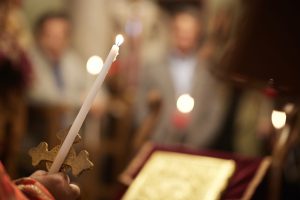 Το Άγιο Φως ένωσε την Ελλάδα: Με κατάνυξη το «Χριστός Ανέστη» – Το μήνυμα της Ανάστασης εν μέσω παγκόσμιας αβεβαιότητας