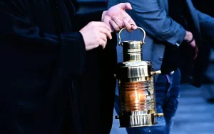 Άγιο Φως: Από τα Ιεροσόλυμα στην Αθήνα - Στις 18:30 η άφιξη στο «Ελ. Βενιζέλος» με δρακόντεια μέτρα