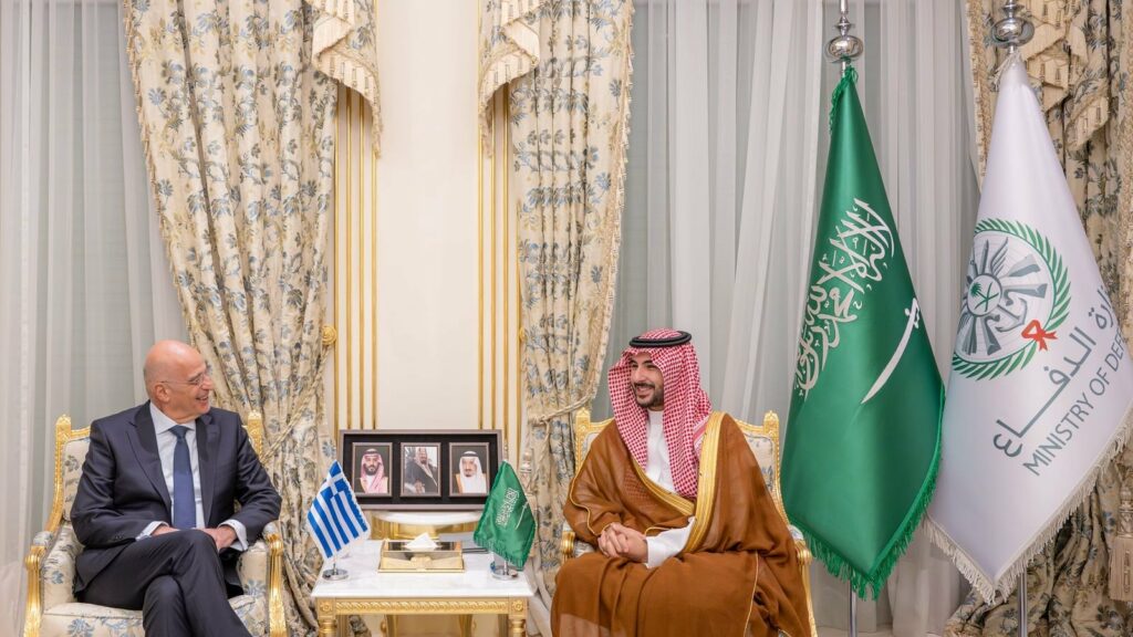 Μήνυμα ισχύος από Δένδια στη Σαουδική Αραβία: Ενίσχυση άμυνας και διεθνών συμμαχιών